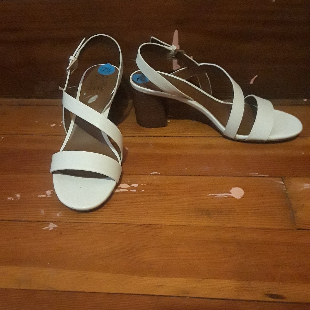 NWOT Cute white chunky heels